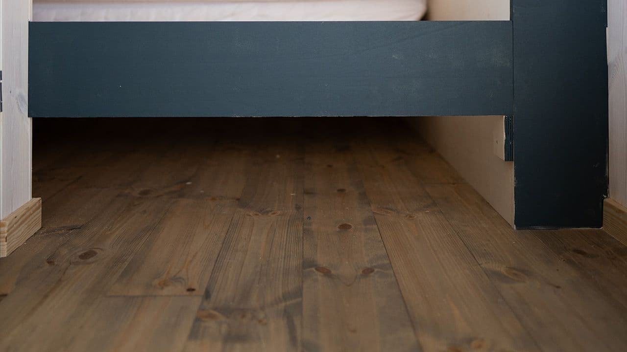 Minihytte med furugulv.