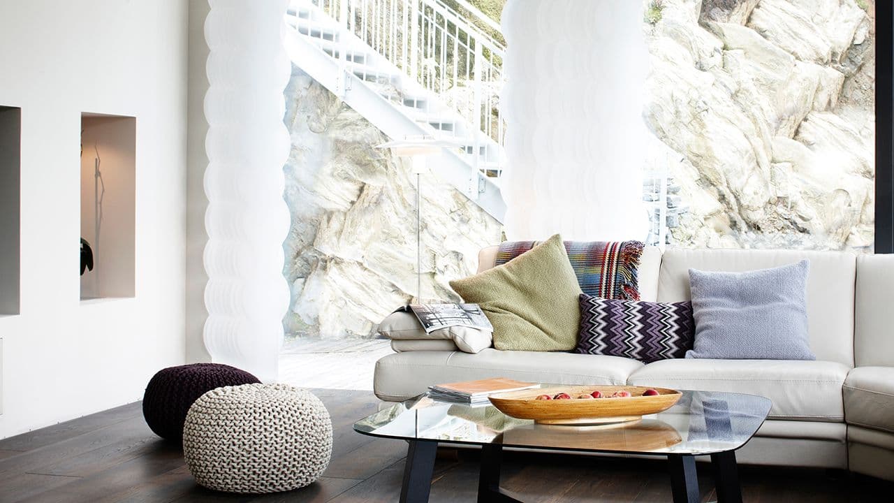 Moderne stue med store vindusflater.