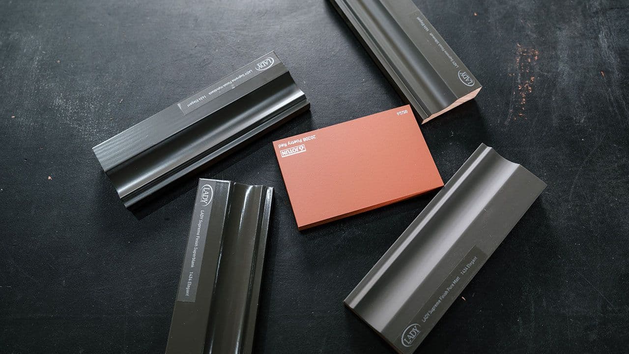 Biter av list malt sort og rødt med ulike glansgrader.