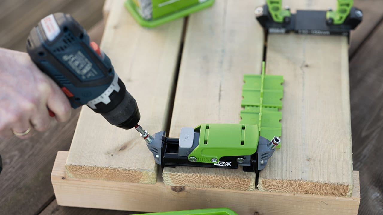 Bilde som illustrere skjult innfesting i terrassebord med HDS Pro fra ESSVE.