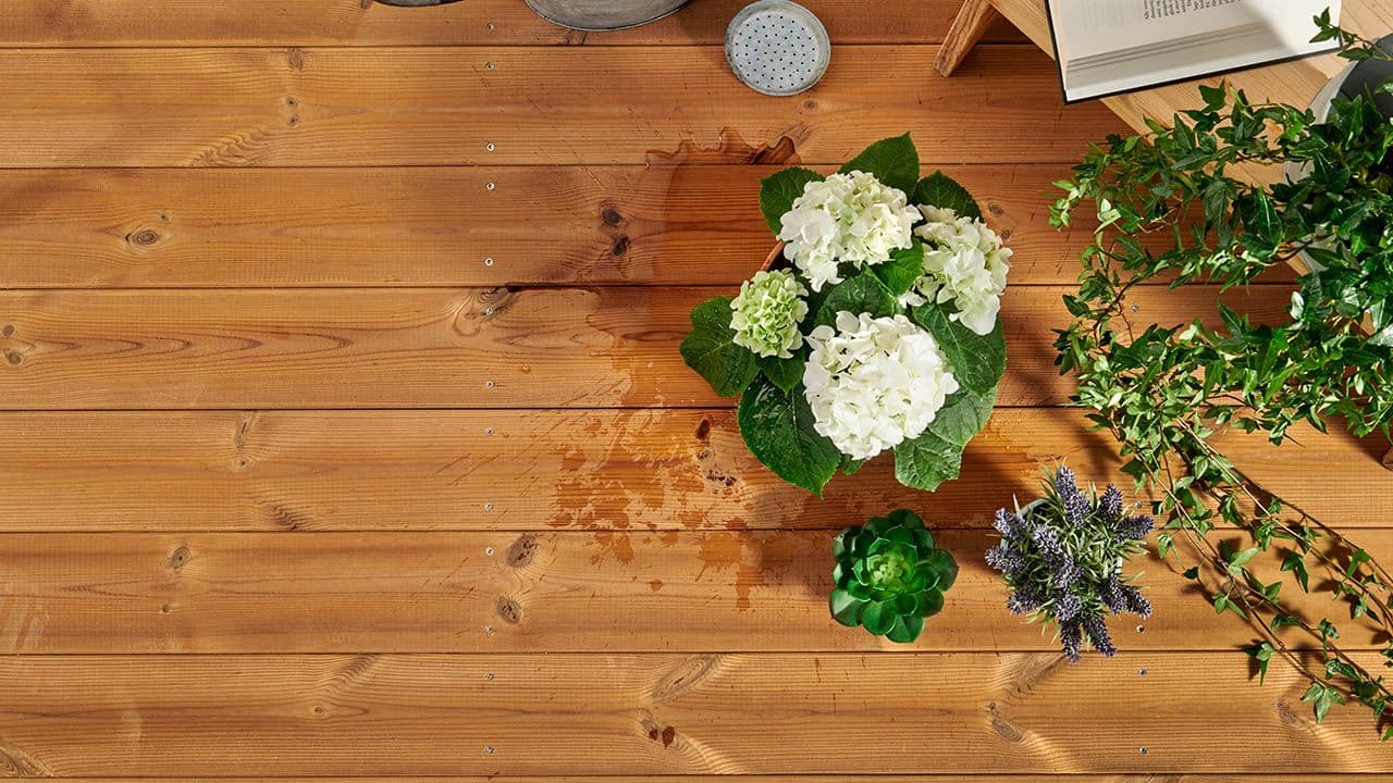 Thermofuru terrassebord sett ovenfra med planter og blomster.