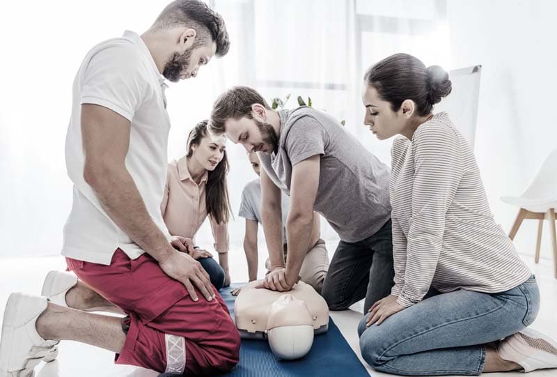 Personer på førstehjelpskurs.