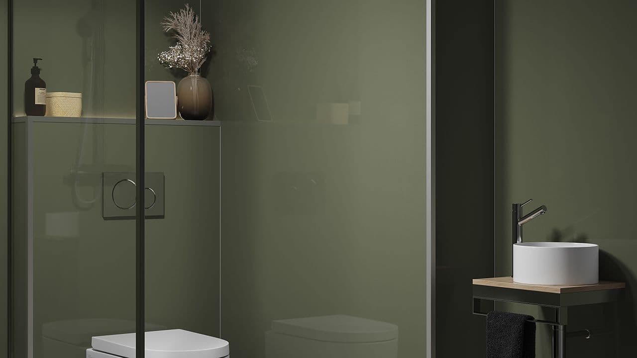 Lite grønt hyttebad med veggplater.