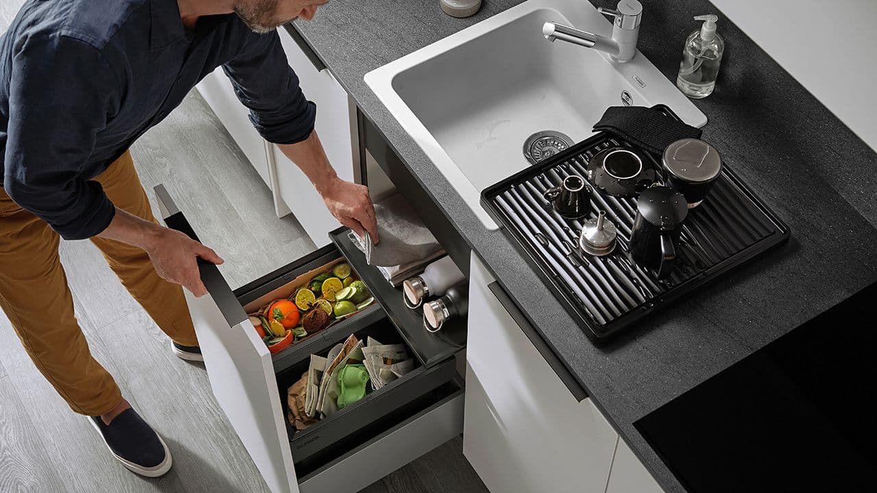 Smart avfallssortering i smale skuffer til lite kjøkken.