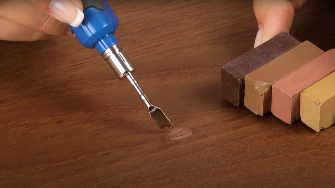 Reparasjonssett for å reparere parkett.