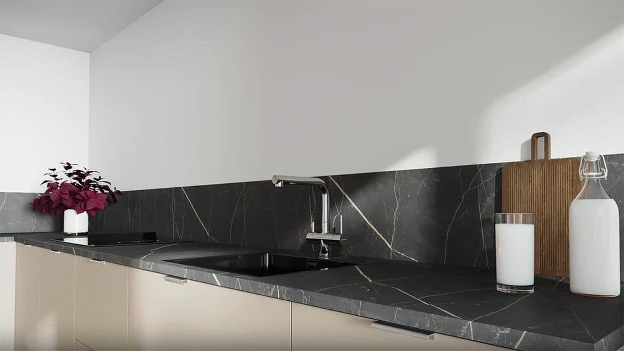 Fibo Splashboard i svart marmor til matchende benkeplate.