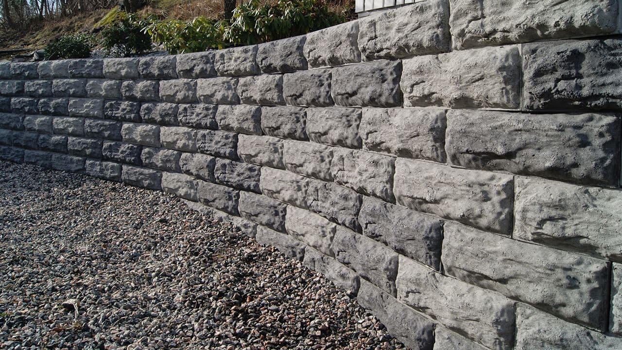 Mini støttemur blokk ved trapp opp til hus.
