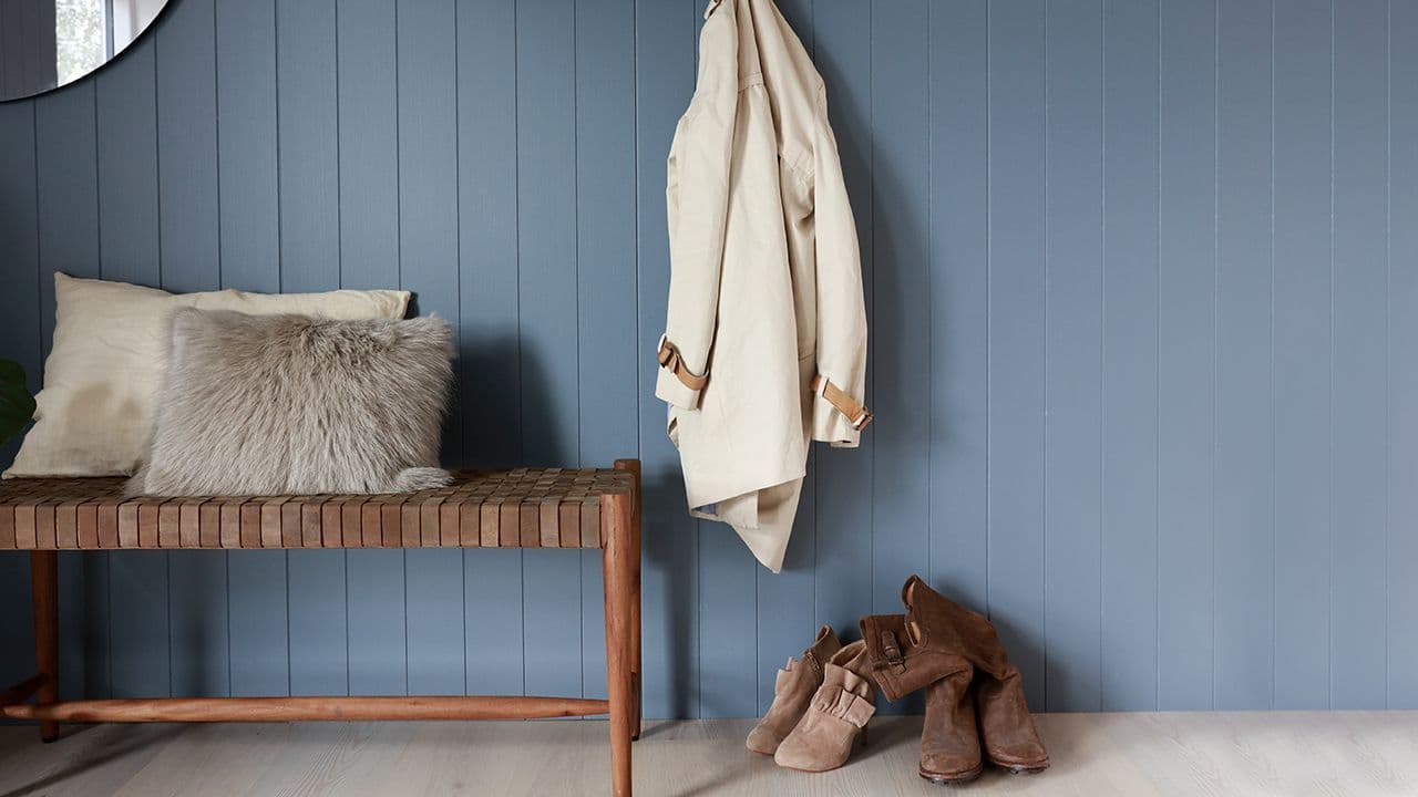 Blå ferdigmalte Huntonit veggplater i gang.