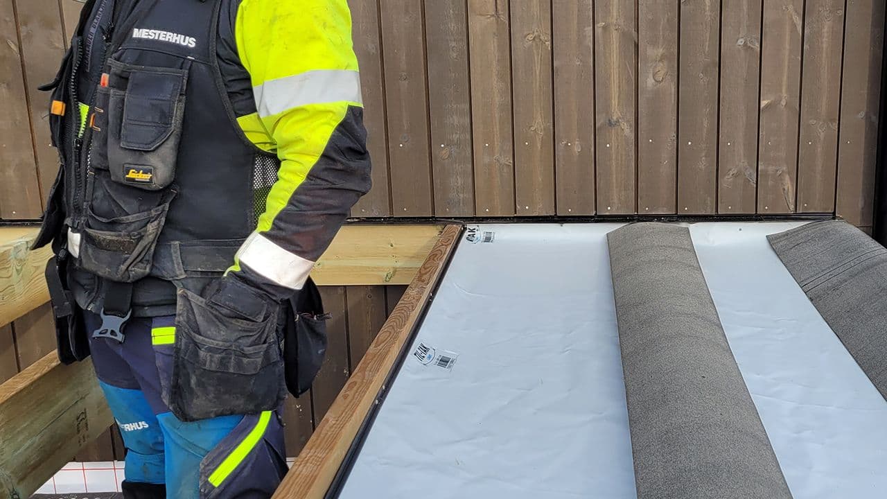 Grunnmurspapp på bjelkene for nymontering for å få tett terrassegulv.