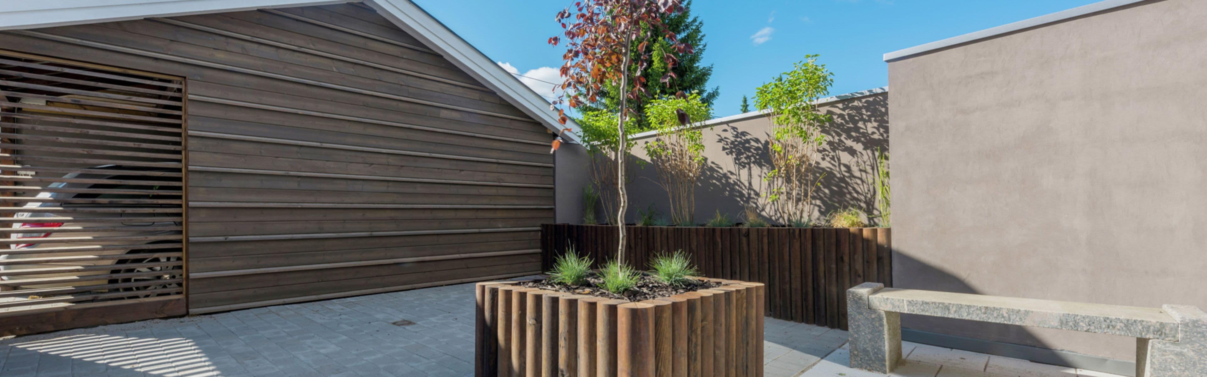 Blomsterkasse bygget av hagesviller.