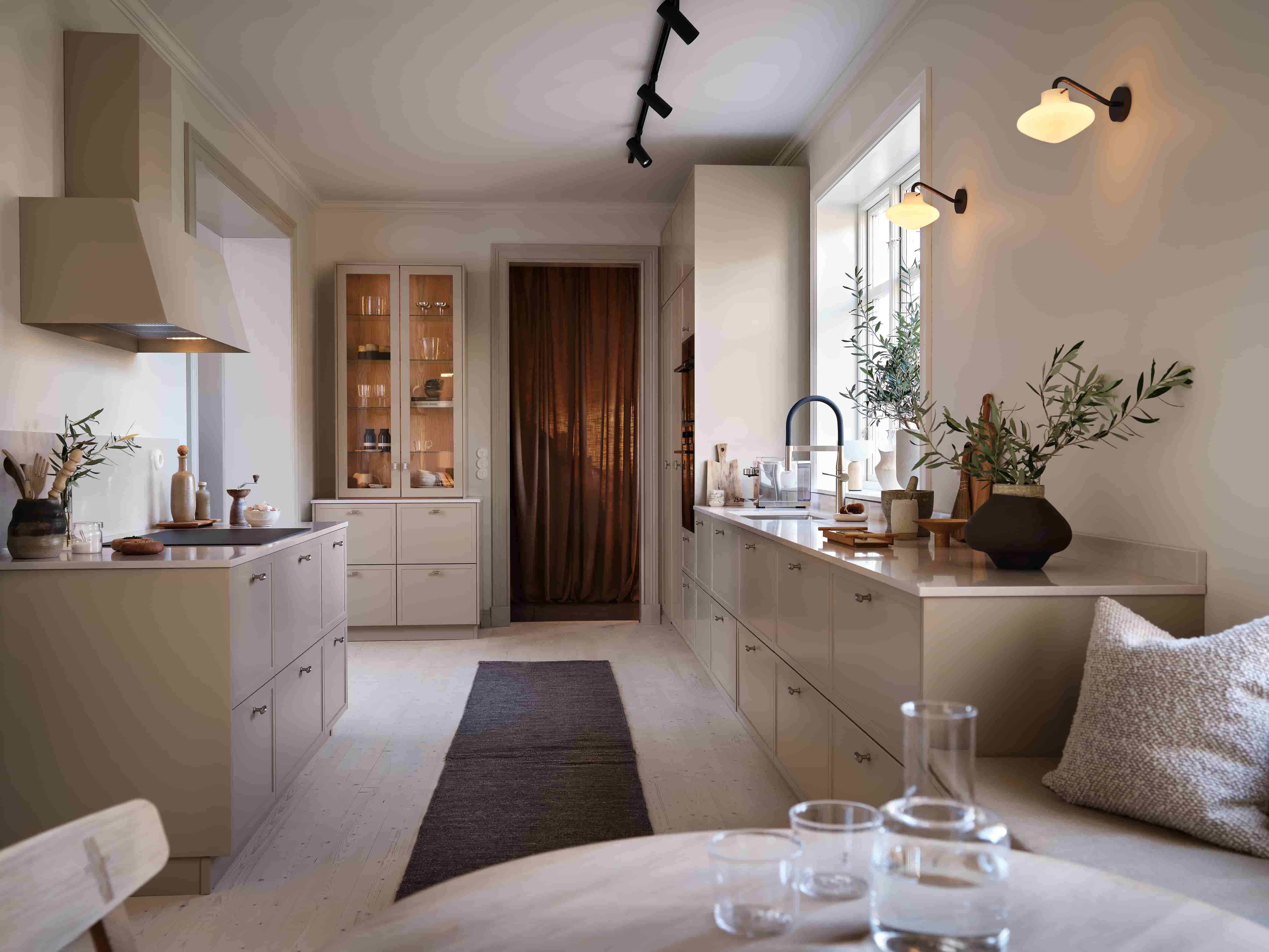 Grønn kjøkkeninnredning med vitrineskapdører fra Drømmekjøkkenet.