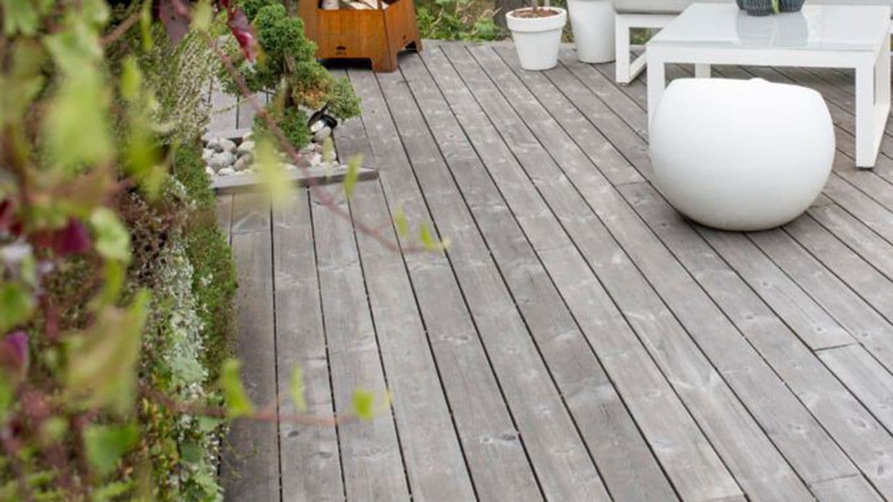 Kebony terrassebord og plantevegg.