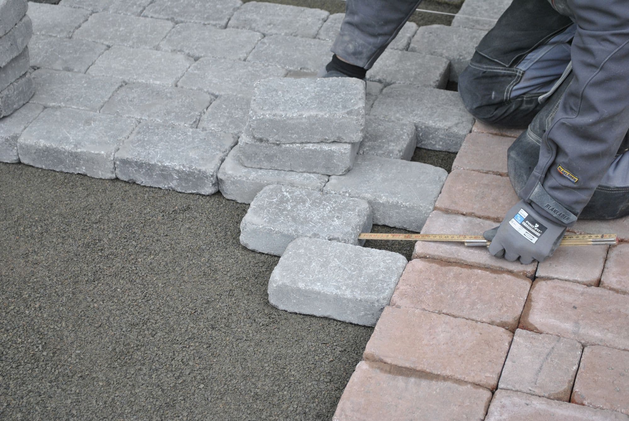Aaltvedt Atrium belegningsstein som er lagt med store mellomrom med små dekorstein i.
