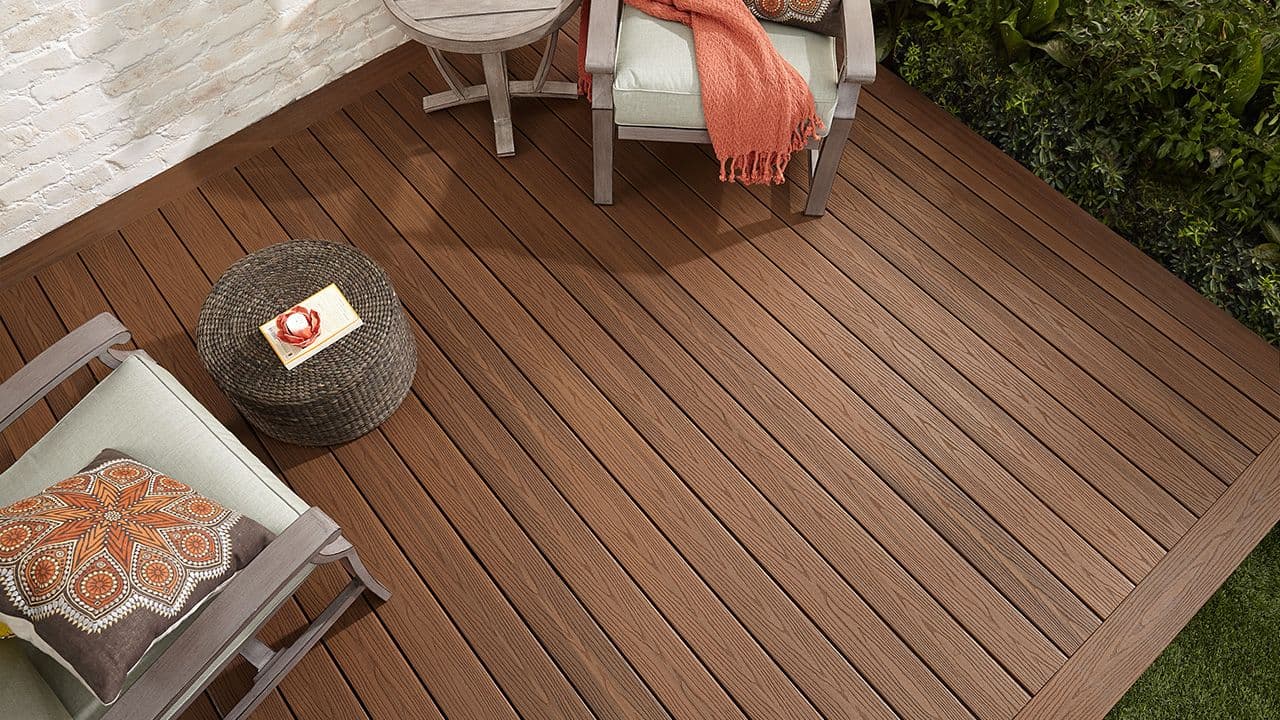 Terrassegulv i kompositt i brun farge på platting.