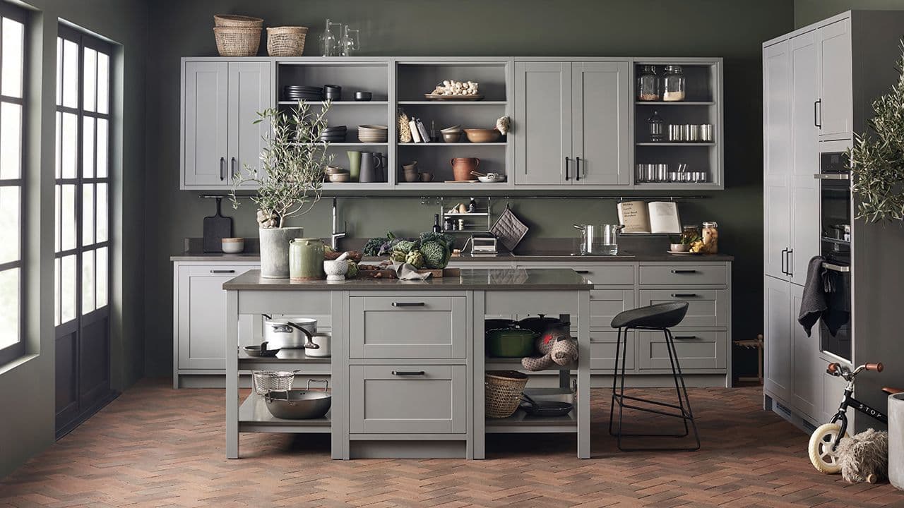Eksklusivt kjøkken i lys gråtone i modellen Scala fra Sigdal.
