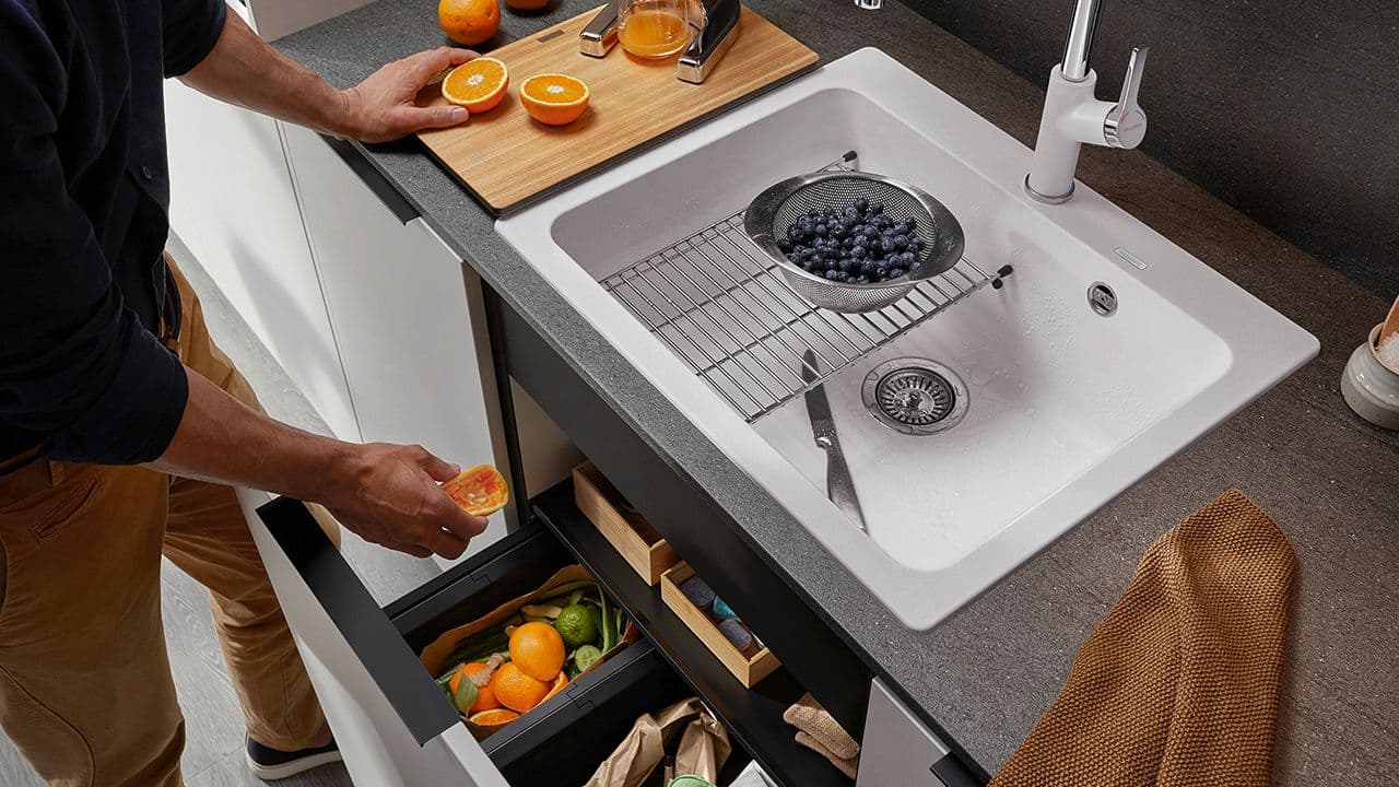 Moderne kjøkken med smart avfallsstasjon under vasken.