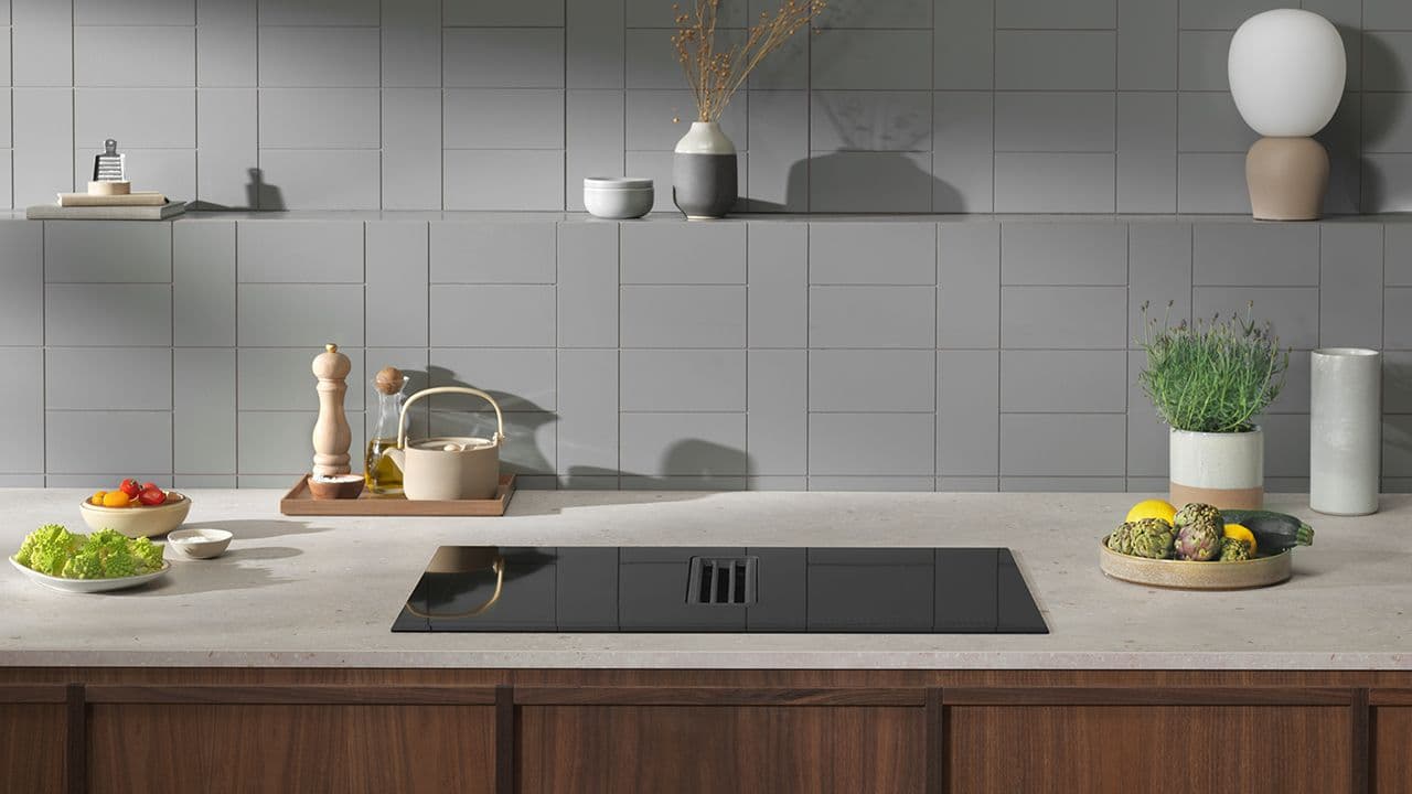 Platetopp med integrert ventilator i grått kjøkken.