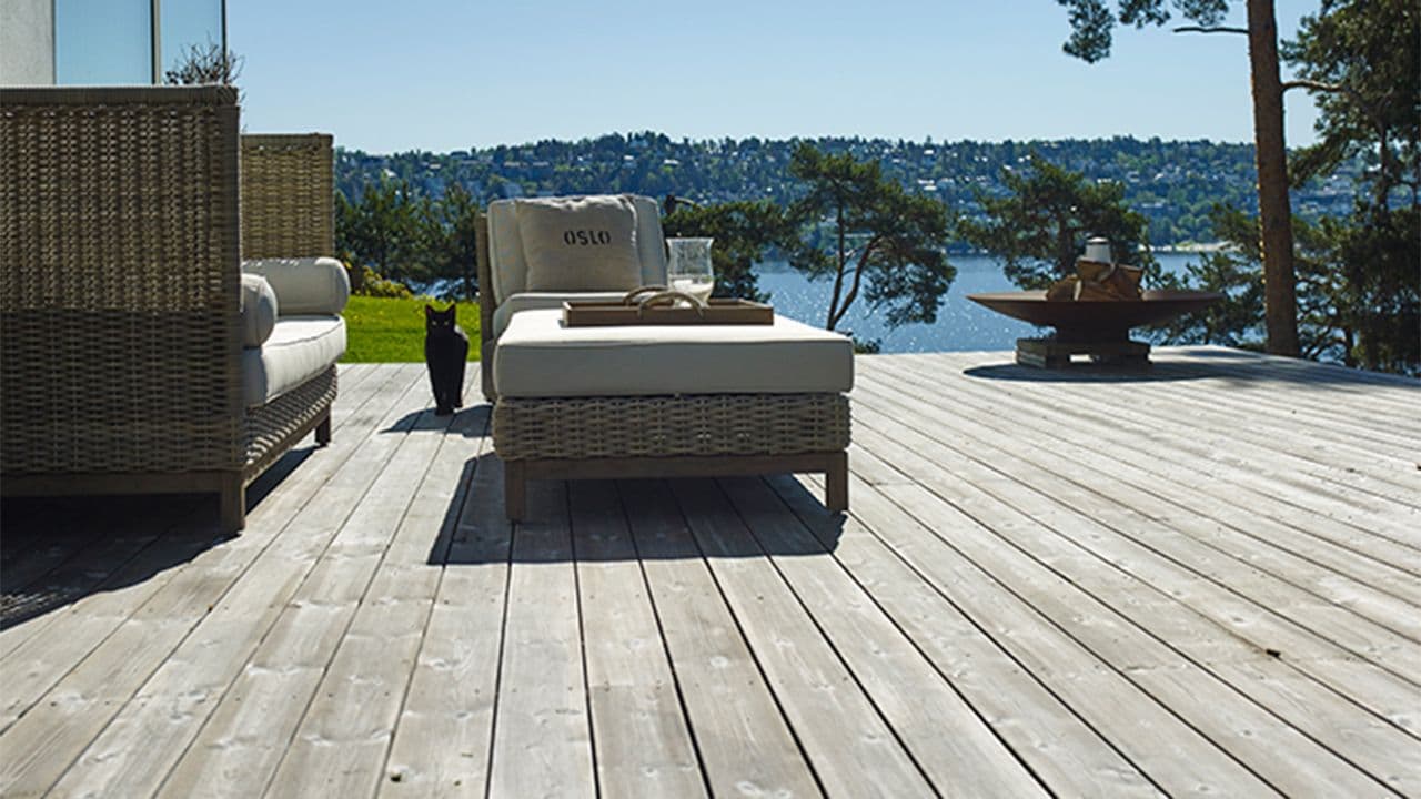 Kebony terrassegulv på terrasse med utsikt mot sjøen.