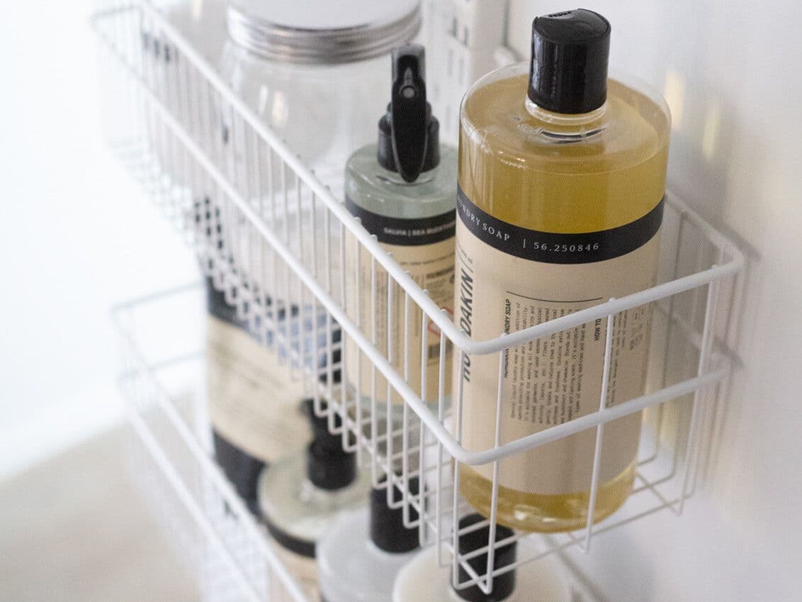 Oppbevaring bad i skap med hyller og skuffer.