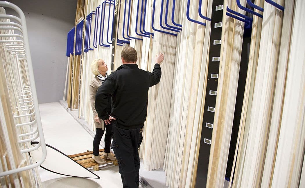 Personer i byggevarehus som ser på listverk.
