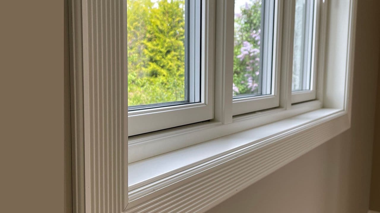 Vindu med tre glassfelt og profilerte lister.