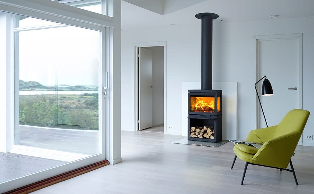 Vedovn med stålpipe i stue.