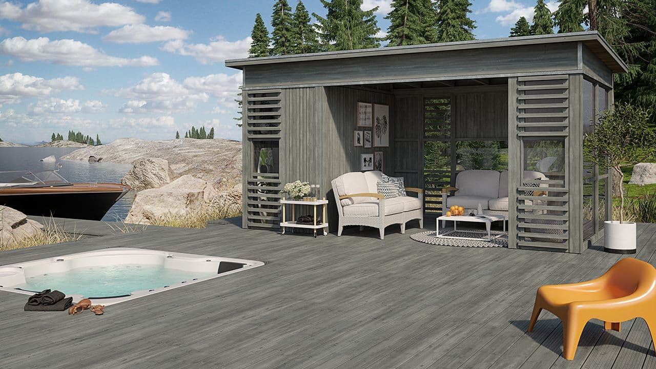 Grå hagestue byggesett på brygge med båt.