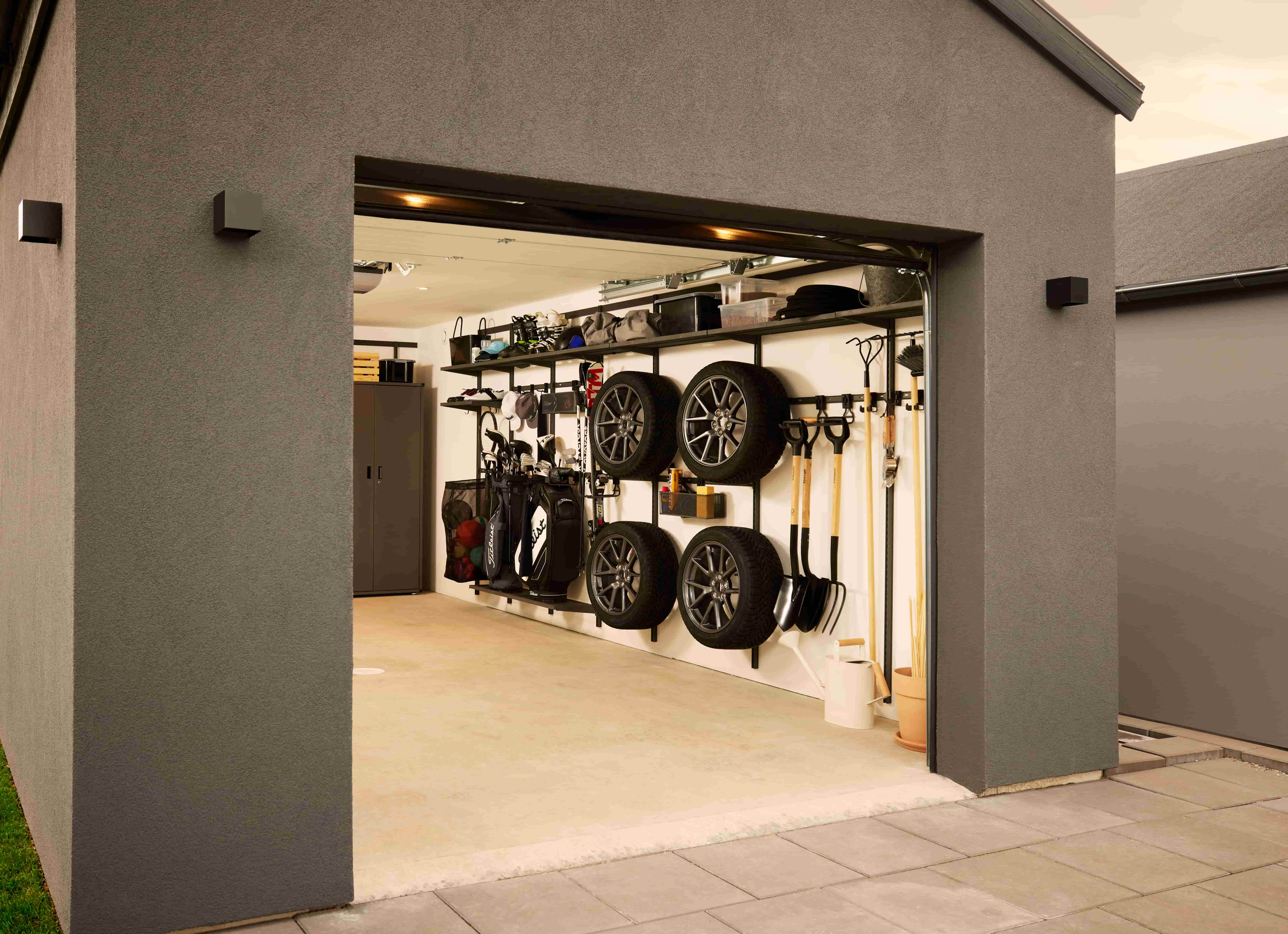 Bilde av garasje med oppbevaring