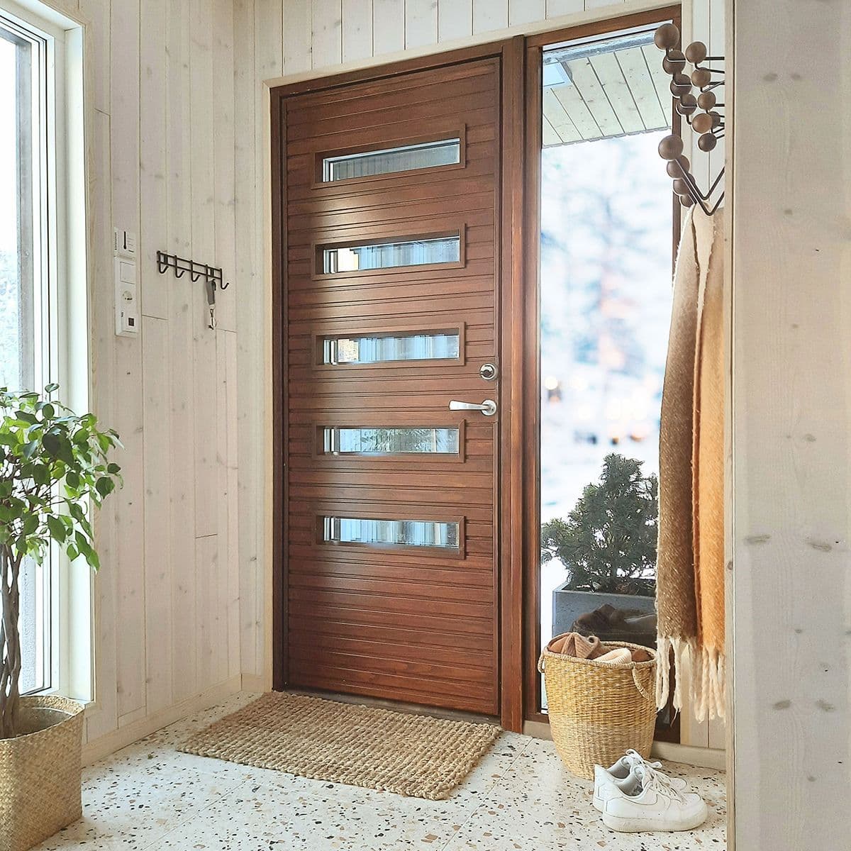 Tind ytterdør fra Bygg1 i brunt treverk