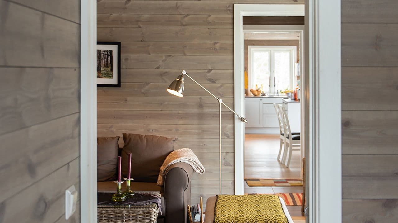 Stue med sofa og lampe