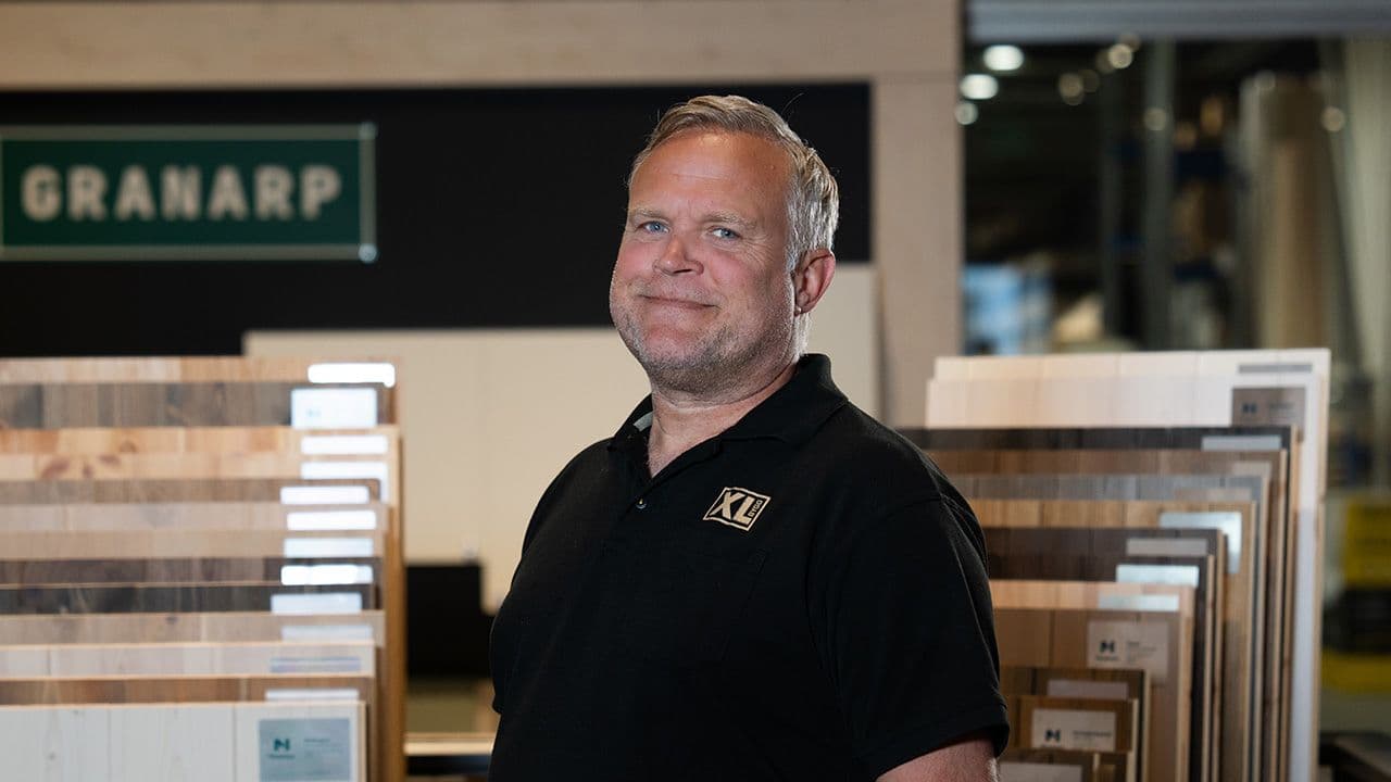 XL-BYGG-ansatt i byggevarehus.