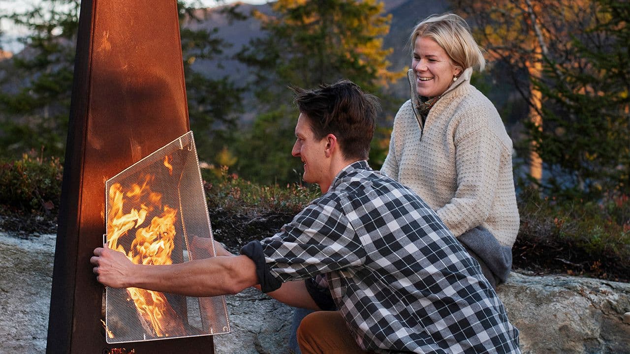 Mann og kvinne som fyrer i utepeis.