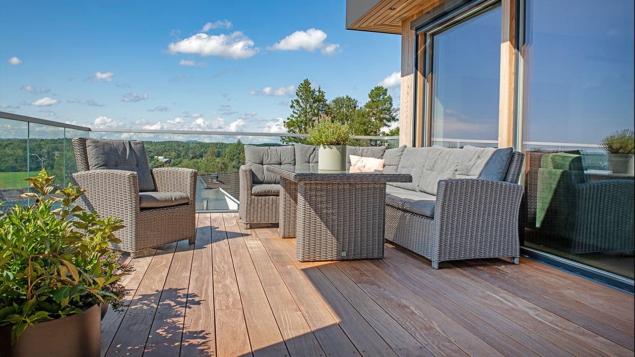 Uteområde med spisegruppe i rotting.