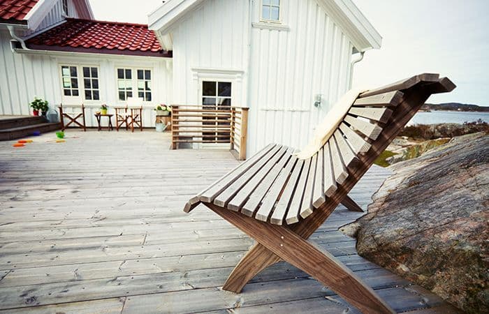 Terrasse av varmebehandlet furu med en sittebenk i front