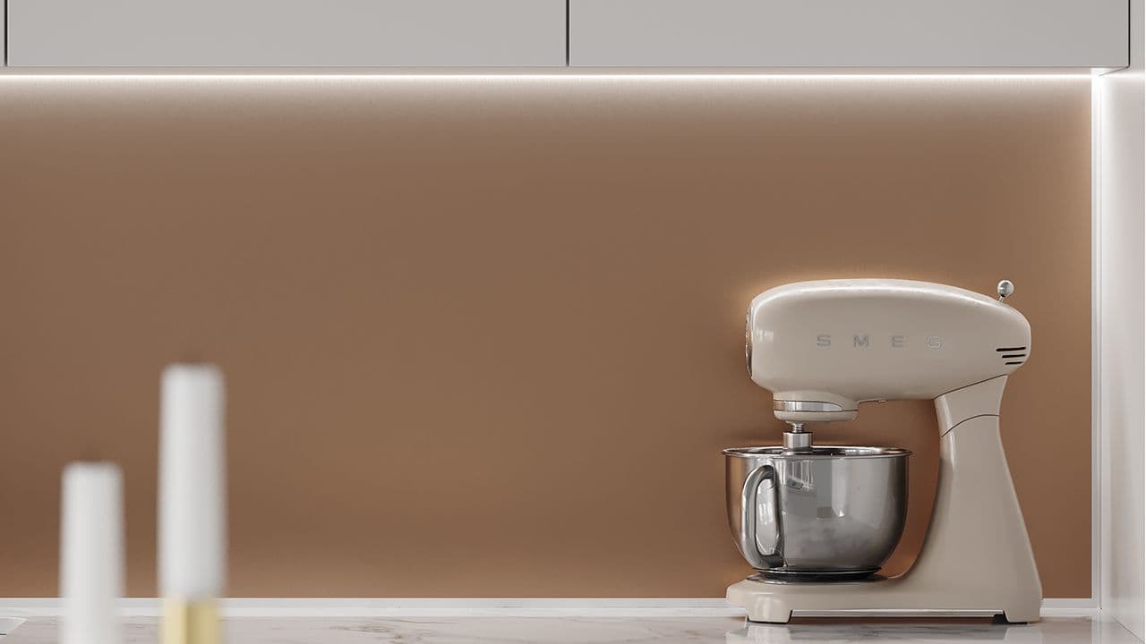 Veggplate i kobber i hvitt kjøkken.