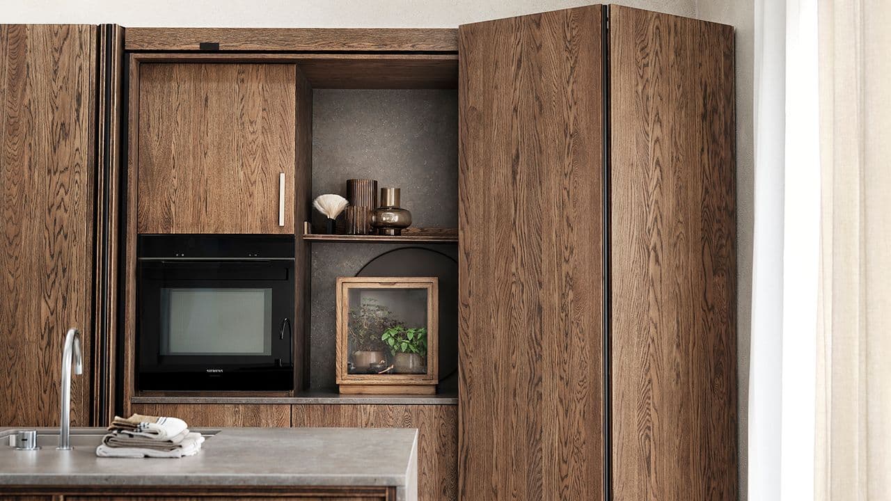 Pocketdør på kjøkkenet skjuler det du ønsker inne i høyskap.