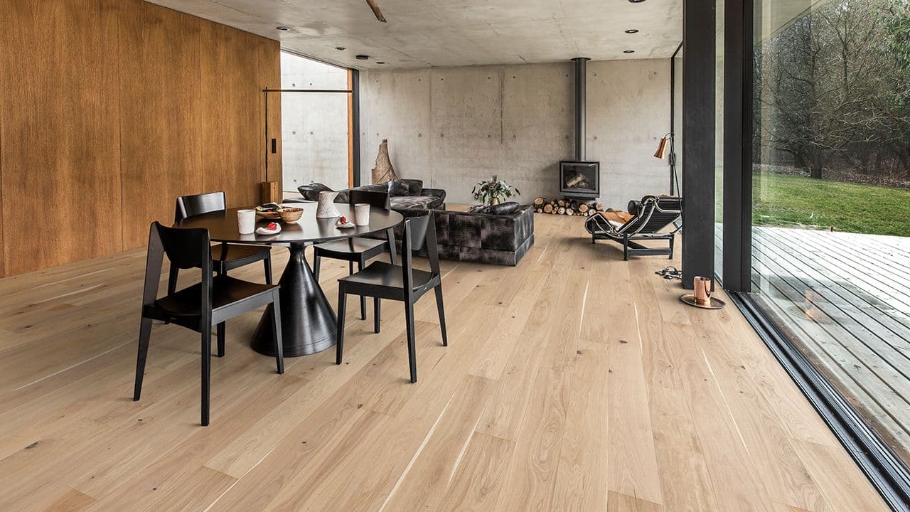 Enstavs parkettgulv i lys eik.