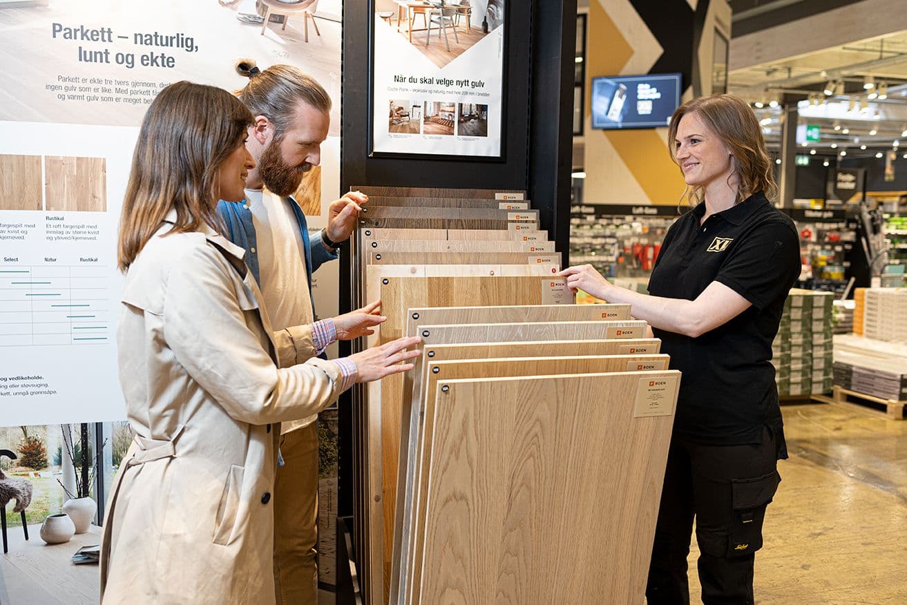kunder velger gulv i en XL-BYGG butikk