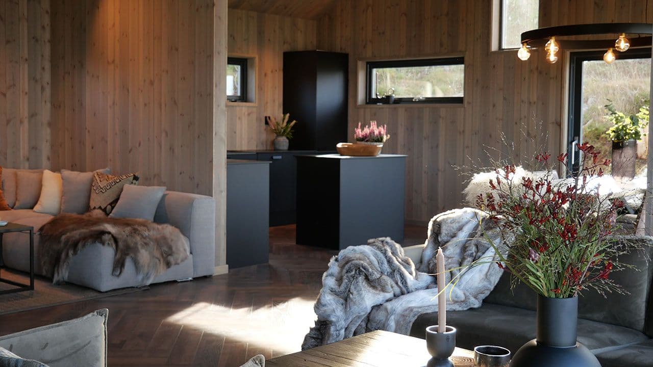 Hyttepanel som er beiset med Gjøco interiørbeis i fargen dempet gråbeige.