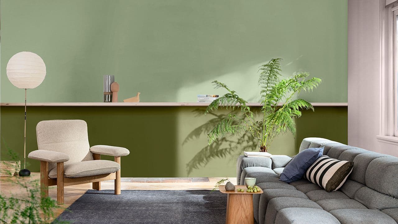 Stue med malt brystpanel i ulike grønnnyanser.