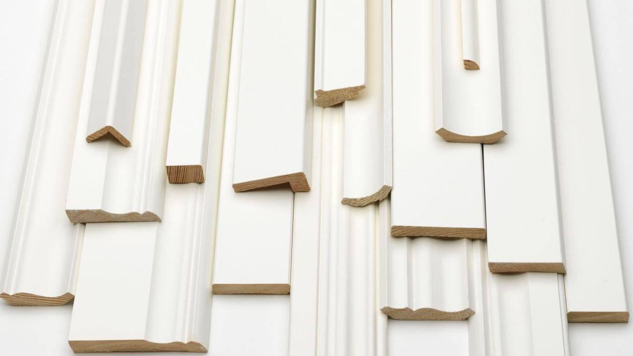 Ulike varianter av hvitmalte lister i furu.