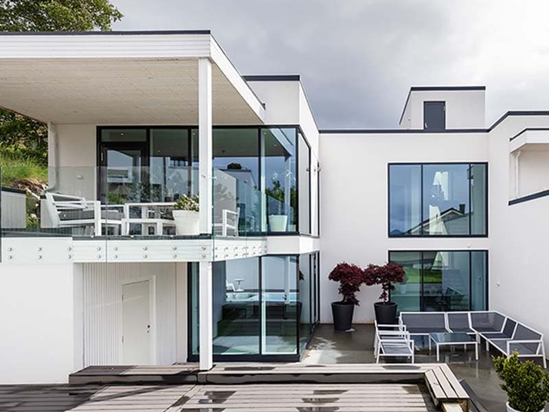 Funkishus med vedlikeholdsfrie vinduer i aluminium