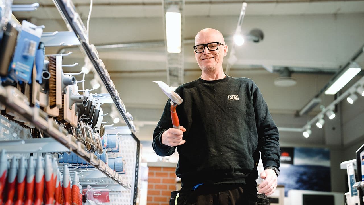 Finn Grønland hos XL-BYGG Eidsvoll vise pensel for å male huset utvendig.