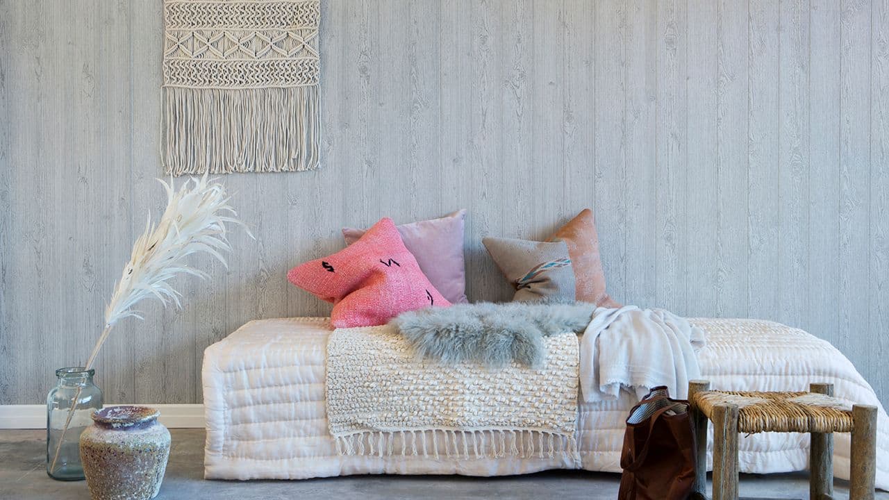 Huntonit veggplater montering i stue med daybed.