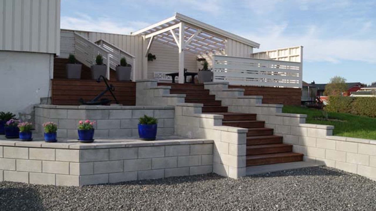 Forskaling støttemur blokker i hage bygget av forskalingsblokker.