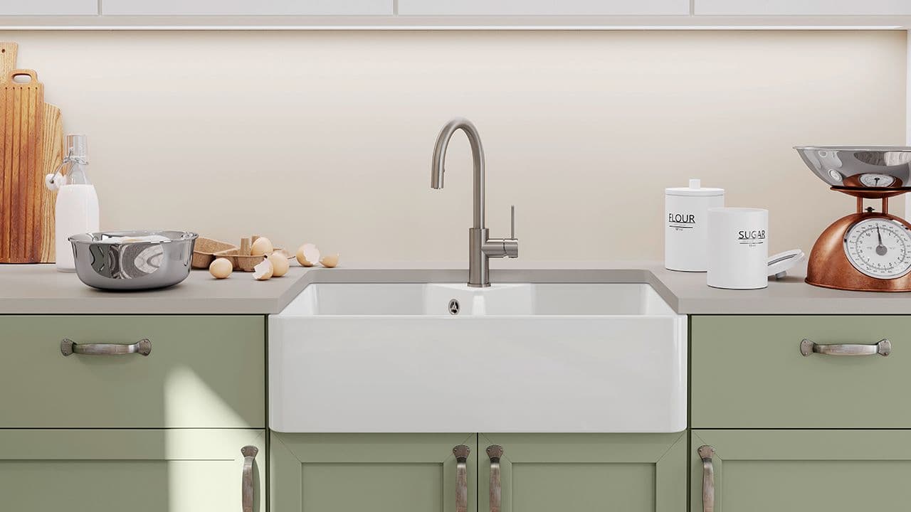 Klassisk porselensvask i lysegrønt landlig kjøkken.