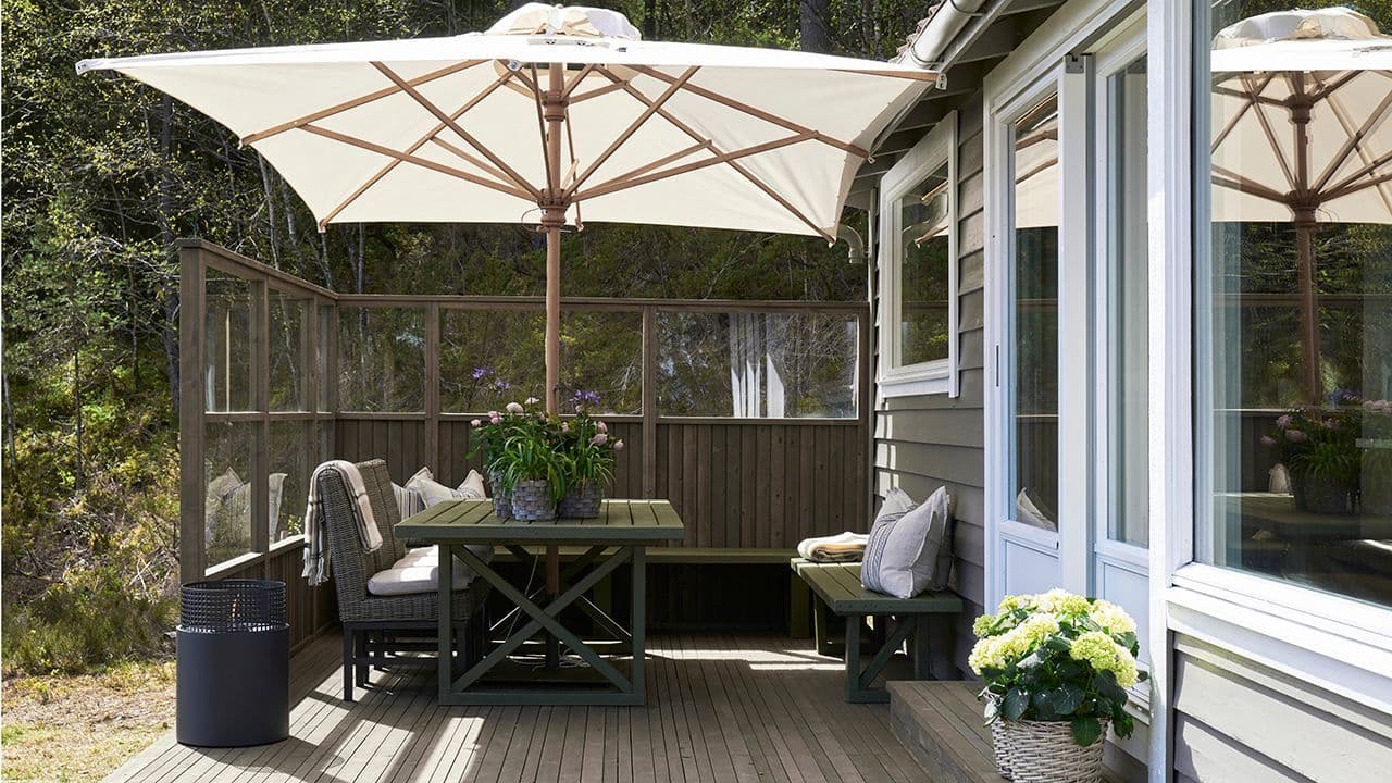 Levegg inntil bygg i tre og glass.