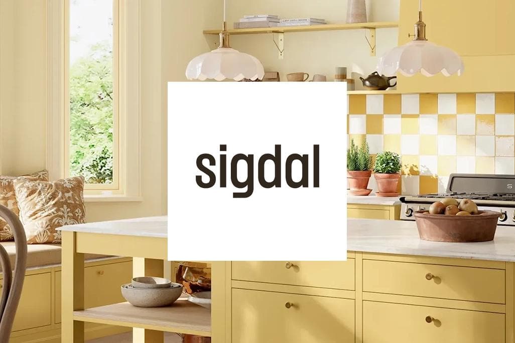 Bilde av gult kjøkken fra Sigdal med logo over