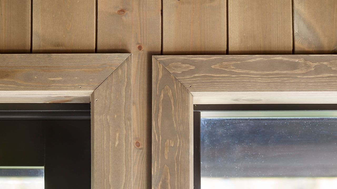 Glatte, smale lister i samme farge som veggpanel.