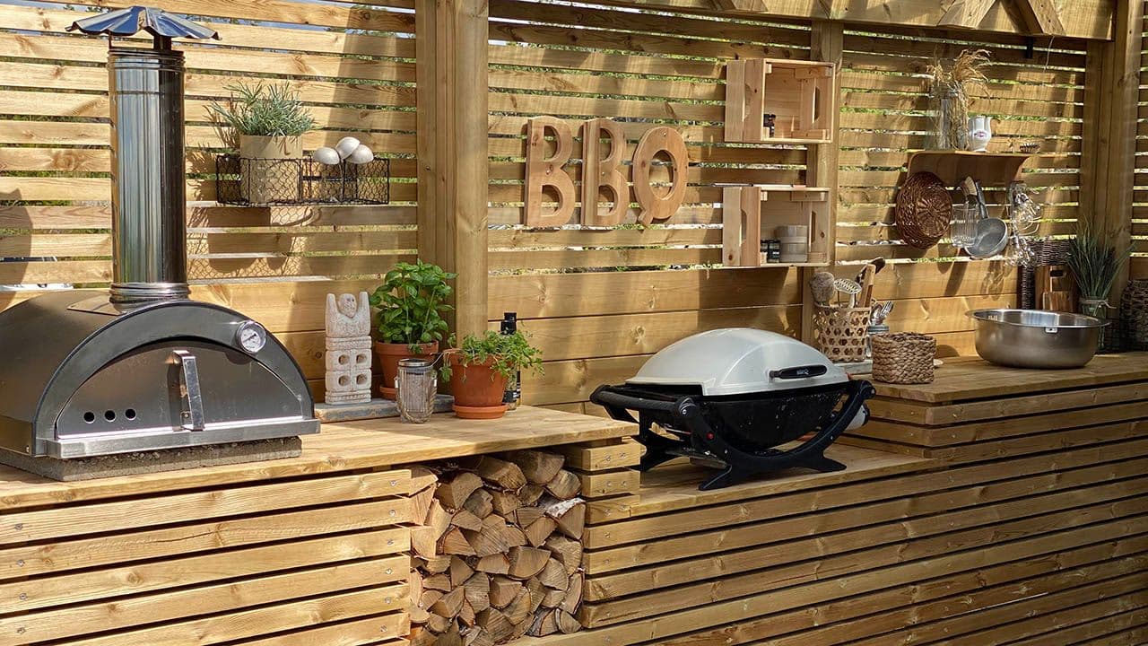 Utekjøkken med grill og pizzaovn.